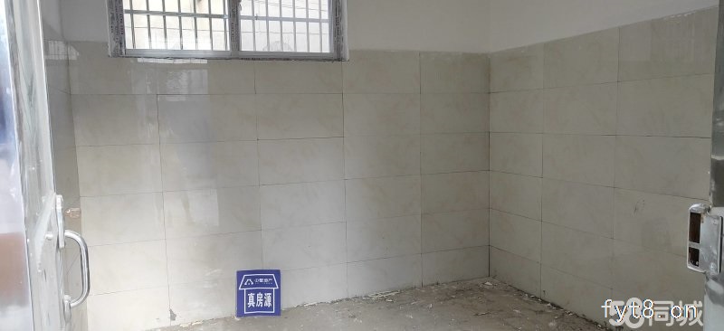 一楼超大带院装修好的,城中心地段,出路方便价格不贵吆